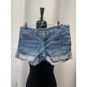 Jean shorts by William Rast. Size 27 estimate size 4
Waist- 15 Rise-7 Inseam-2.5